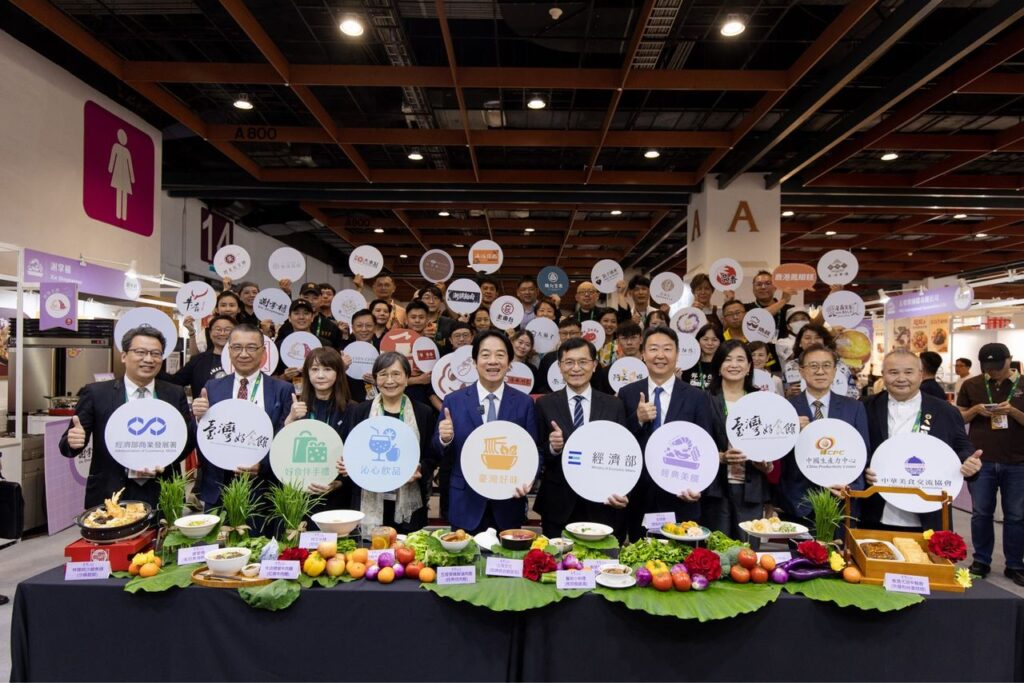  賴清德總統蒞臨「臺灣好食館」，與參展業者一起行銷臺灣好味道。(圖/經濟部商業發展署提供)