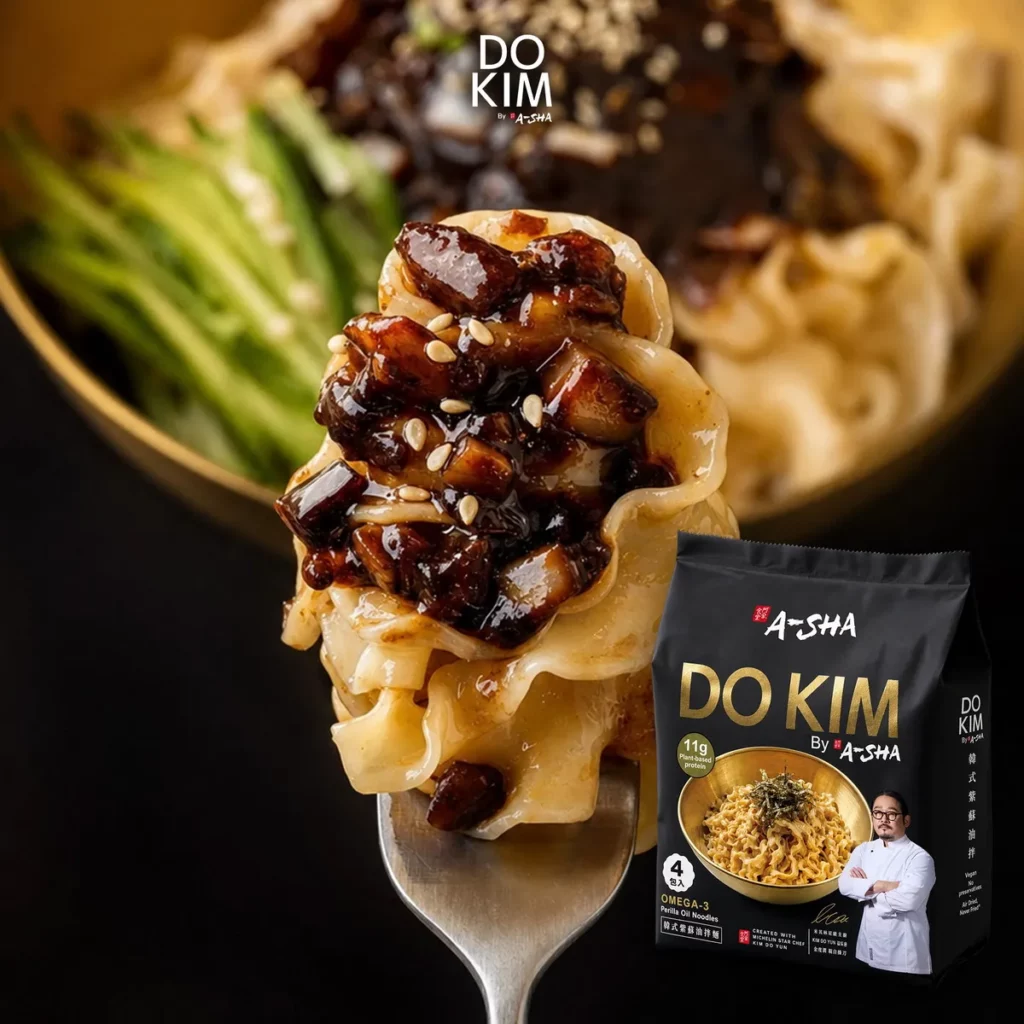 「韓式雙醬拌麵」則將台灣特有的胡麻香與韓式炸醬的焦香與黑豆甜味層層堆疊,醬汁厚實緊貼麵條,每一口都是濃郁卻不膩口的高級風味。