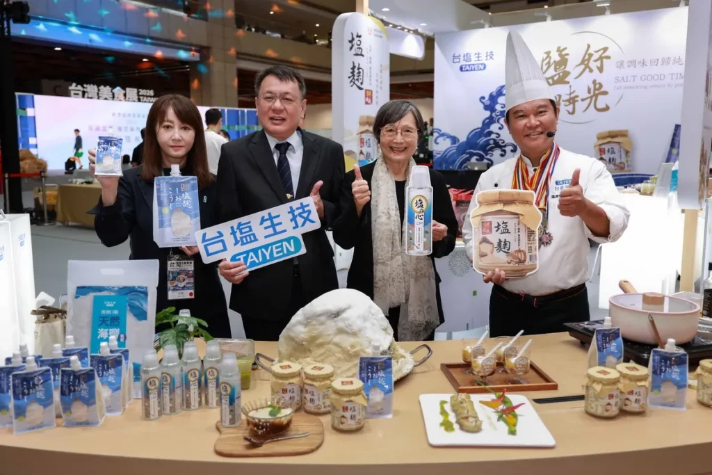 台灣美食展31日開幕,臺鹽公司董事長丁彥哲(左2)、台灣觀光協會會長簡余晏(左1)、台灣觀光協會榮譽會長葉菊蘭(右2)與國宴主廚溫國智(右1),共同為臺鹽「鹽好時光」展區揭開序幕。