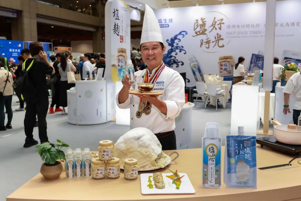 主廚也愛用的調味料!國宴主廚溫國智31日現身台灣美食展,以臺鹽「塩の心鹽滷」及「鮮選我塩麴」示範鹽滷豆花及塩麴雞腿排,力讚天然調味的百變美味。