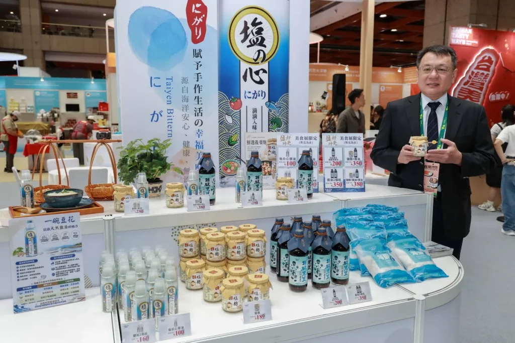 臺鹽公司董事長丁彥哲表示,臺鹽深耕製鹽產業逾七十年,持續回應現代飲食趨勢及市場需求,從傳統製鹽跨足機能鹽品、鹽滷、鹽麴等多元化產品,積極拓展天然調味版圖。