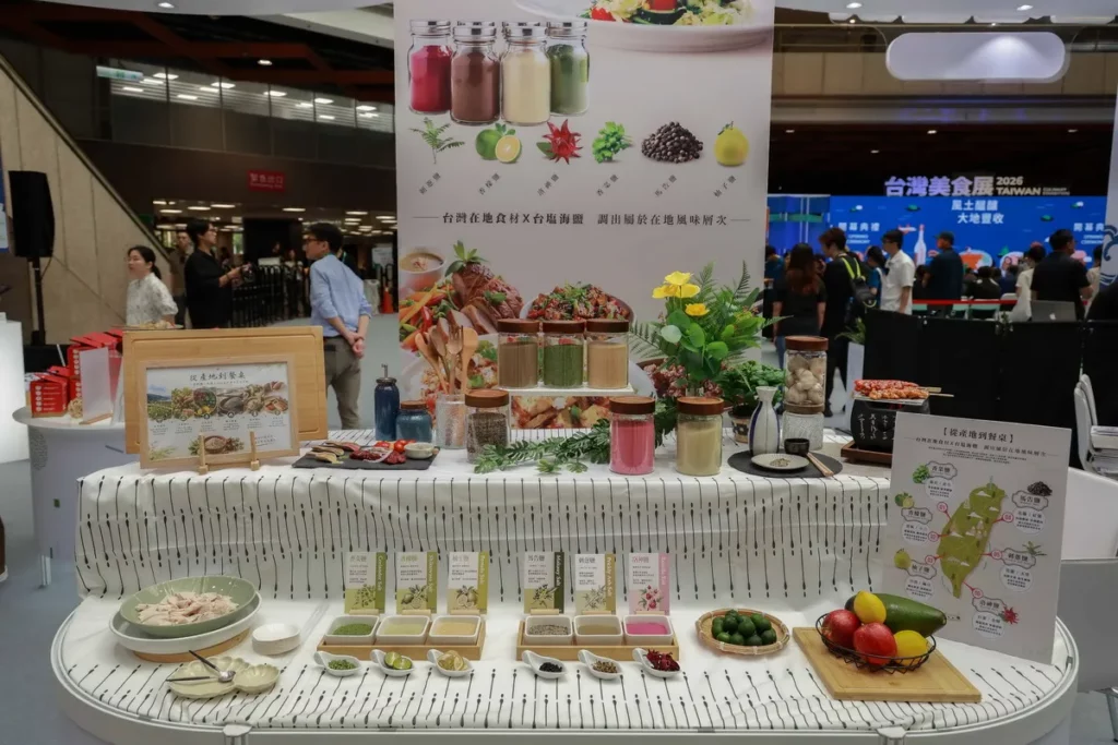 臺鹽首度展示「六色風味鹽」,以天然海鹽結合台灣各地特色食材,打造獨具風土特色的創新調味,成為美食展亮點。