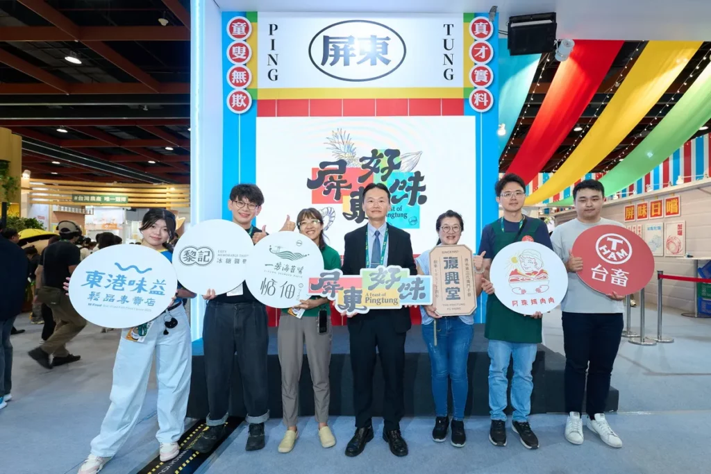 交旅處副處長張瑞裕與屏東館參展業者家共同推廣屏東好味