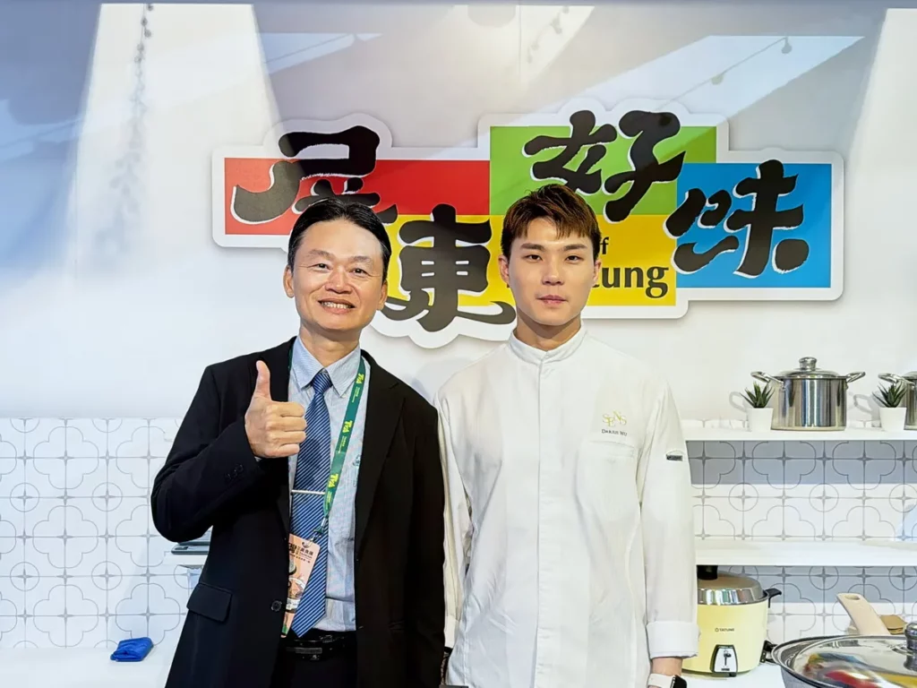 交通旅遊副處長張瑞裕與開幕展演嘉賓吳定祐主廚展示屏東好味道。