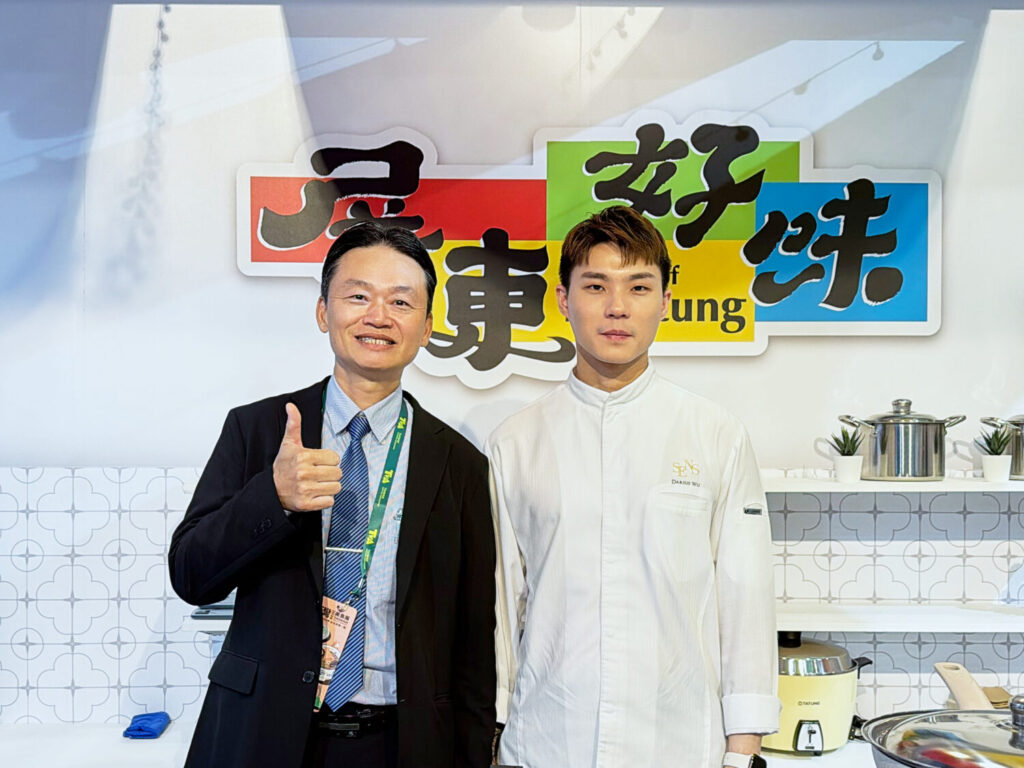 交通旅遊副處長張瑞裕與開幕展演嘉賓吳定祐主廚展示屏東好味道。(圖/屏東縣政府交通旅遊處提供)