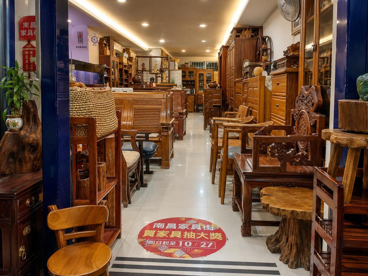 《慶和傢俱行》位於台北中正區南昌家具街，店內以實木與老柚木家具為主要陳列方向（圖／Medick Marketing Ltd.提供）