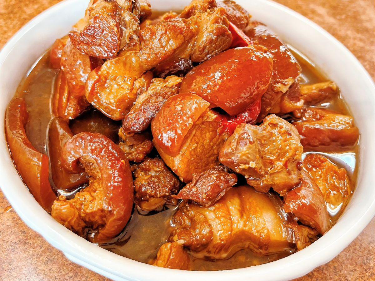 客家焢肉宅配料理包，將客家經典家常菜加熱後輕鬆端上桌（圖/Medick Marketing Ltd.提供）