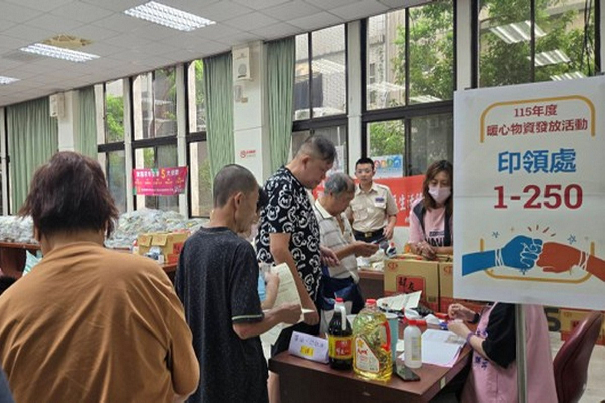 蘆竹區公所同仁及替代役齊力協助弱勢家戶民眾領取物資。<br /><br />