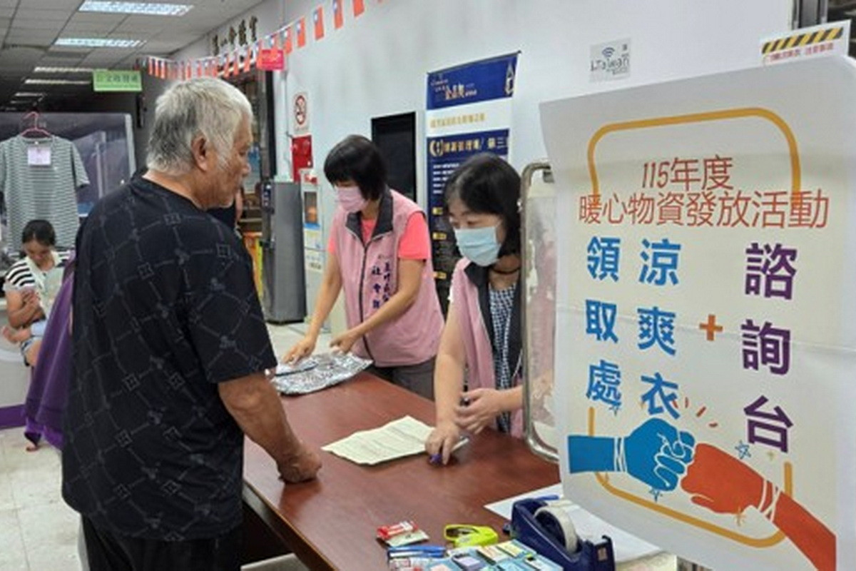 弱勢家戶民眾依需求領取涼爽衣。<br /><br />