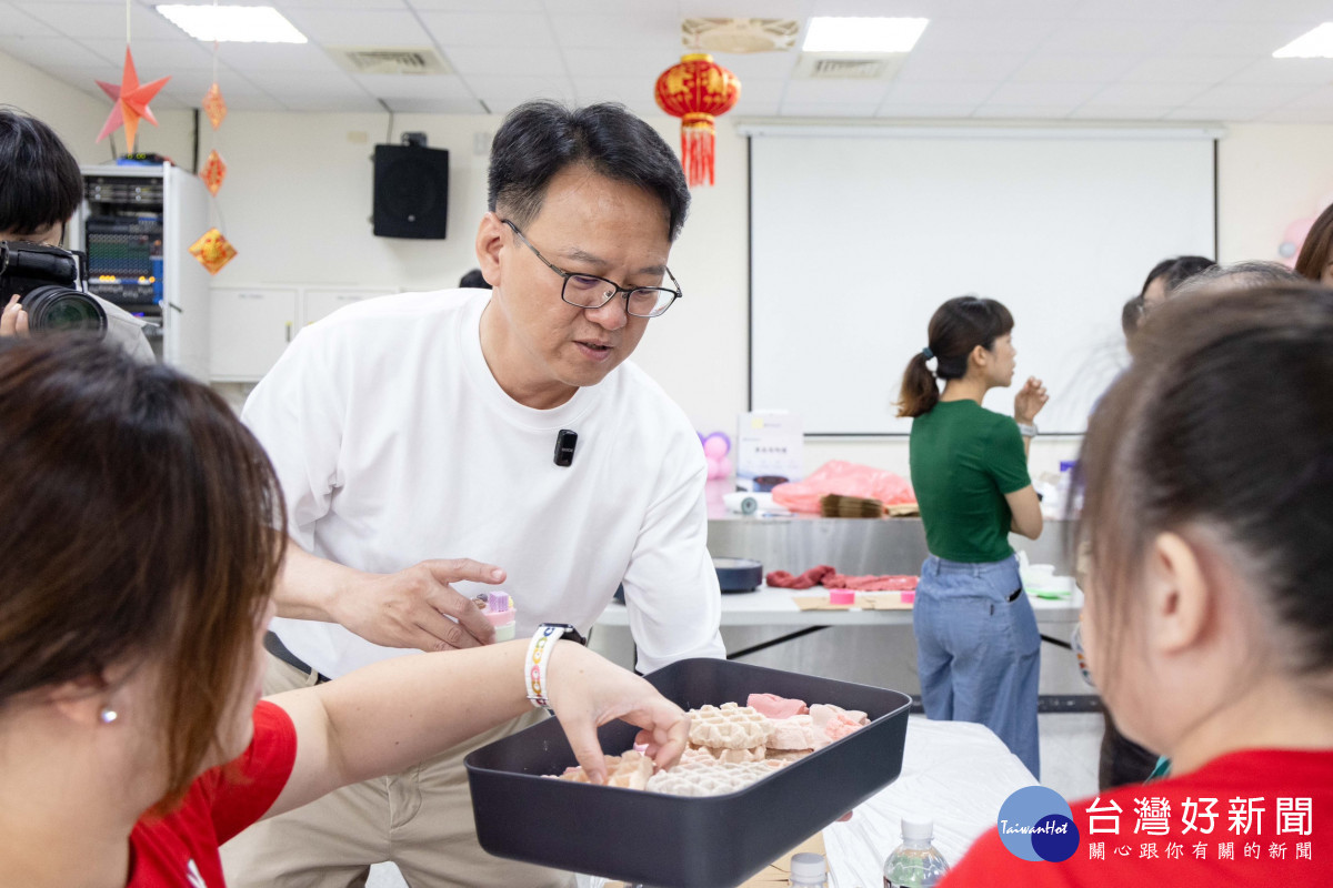 動手製作「甜點手工皂」。