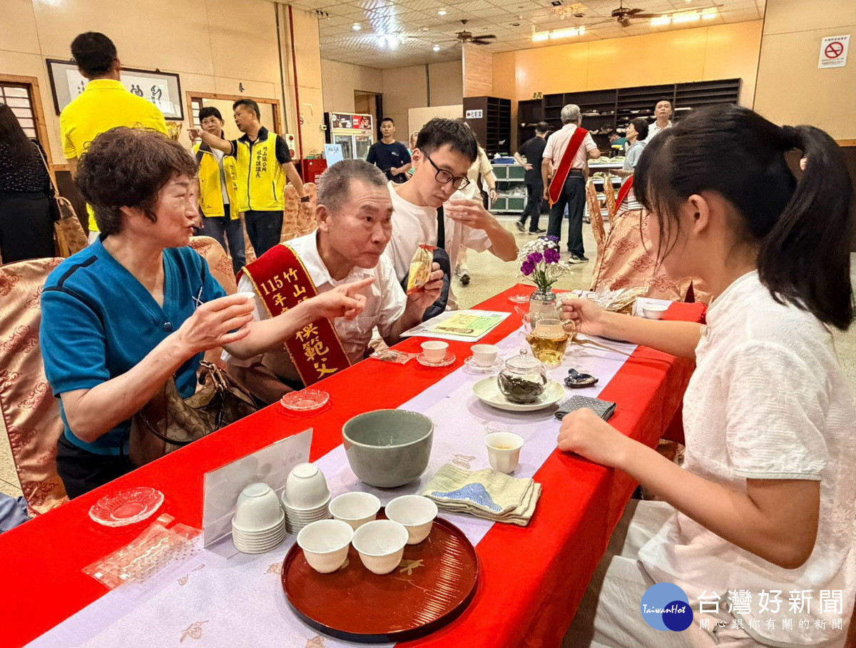 雲林國小小小泡茶師奉茶。(竹山鎮公所提供)