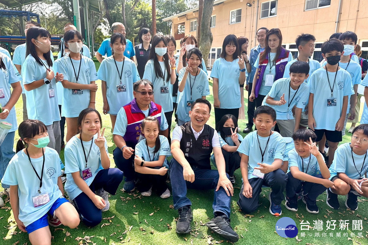 桃園市副市長蘇俊賓出席「第十三屆第一次桃園市小市長領袖培訓營」與小朋友們互動。<br /><br />