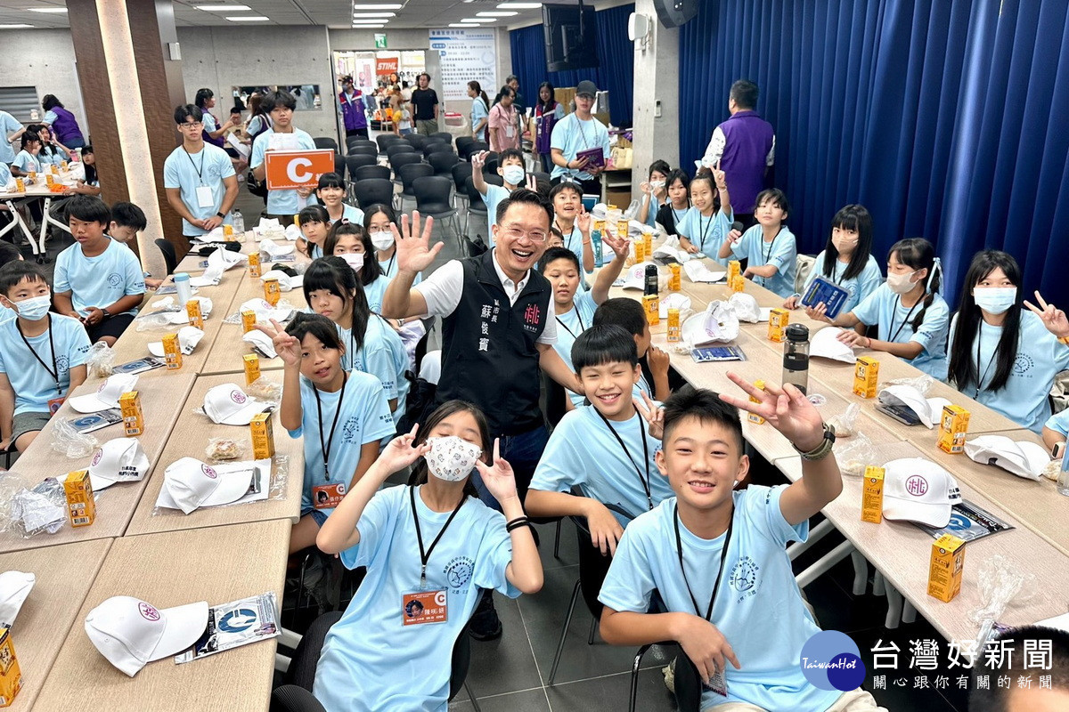 桃園市副市長蘇俊賓出席「第十三屆第一次桃園市小市長領袖培訓營」與小朋友們互動。<br /><br />