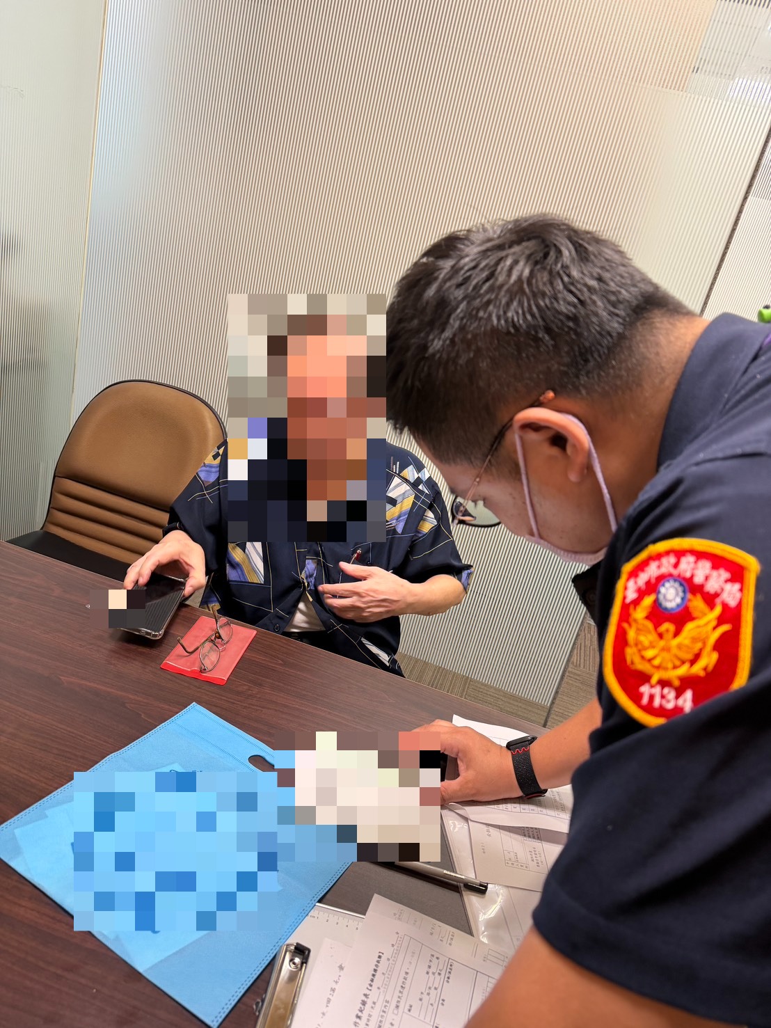 誤信跨境保健品「神奇療效」 老翁險匯53萬元購買 警銀聯手成功攔阻