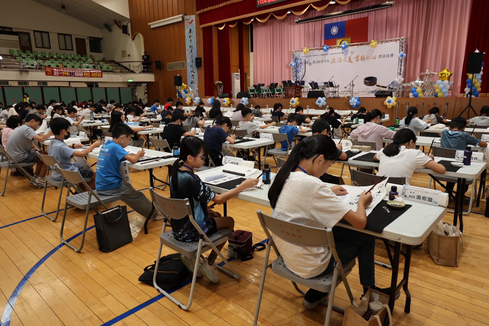 青春少年揮毫傳法治 南投暑期書法賽複賽85名學子同場競藝