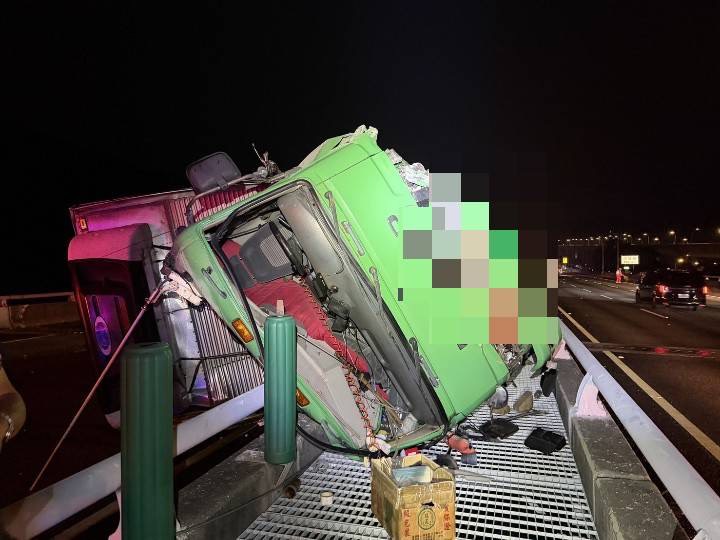 國道1號后里段凌晨17車事故 大貨車爆胎側翻釀連環撞 所幸無人傷亡