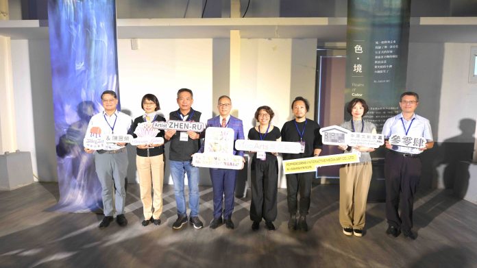 台61永安至桃科路段辦理路面改善 8/5起封閉車道施工 《流光藝境》開幕式合照:夢蓮花文化藝術基金會執行長陳萬和右5、策展人翁淑英右4、中原文創園區主任徐安汝右2、桃園市政府消防局局長龔永信右6等合影。夢蓮花文藝基金會提供 scaled