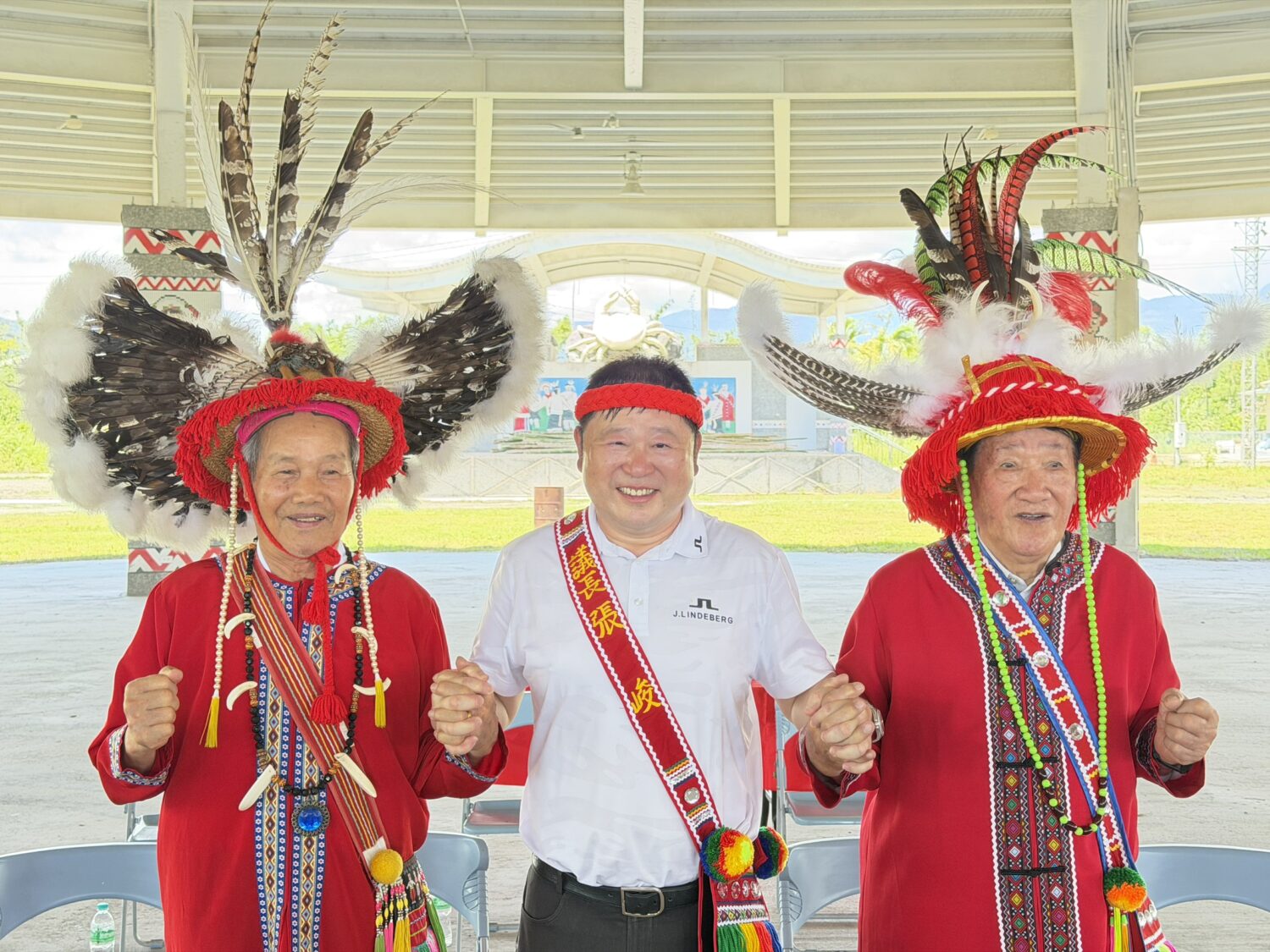 8月1日是原住民族日,今年也是「原住民」正名32週年。張峻表示,希望讓青年願意返鄉、讓土地更有價值、讓產業更具希望、讓家庭生活更加安定,攜手守護花蓮208個部落,共同為下一代打造一個更有尊嚴、更有希望的家園。(圖/記者 趙靜姸翻攝)