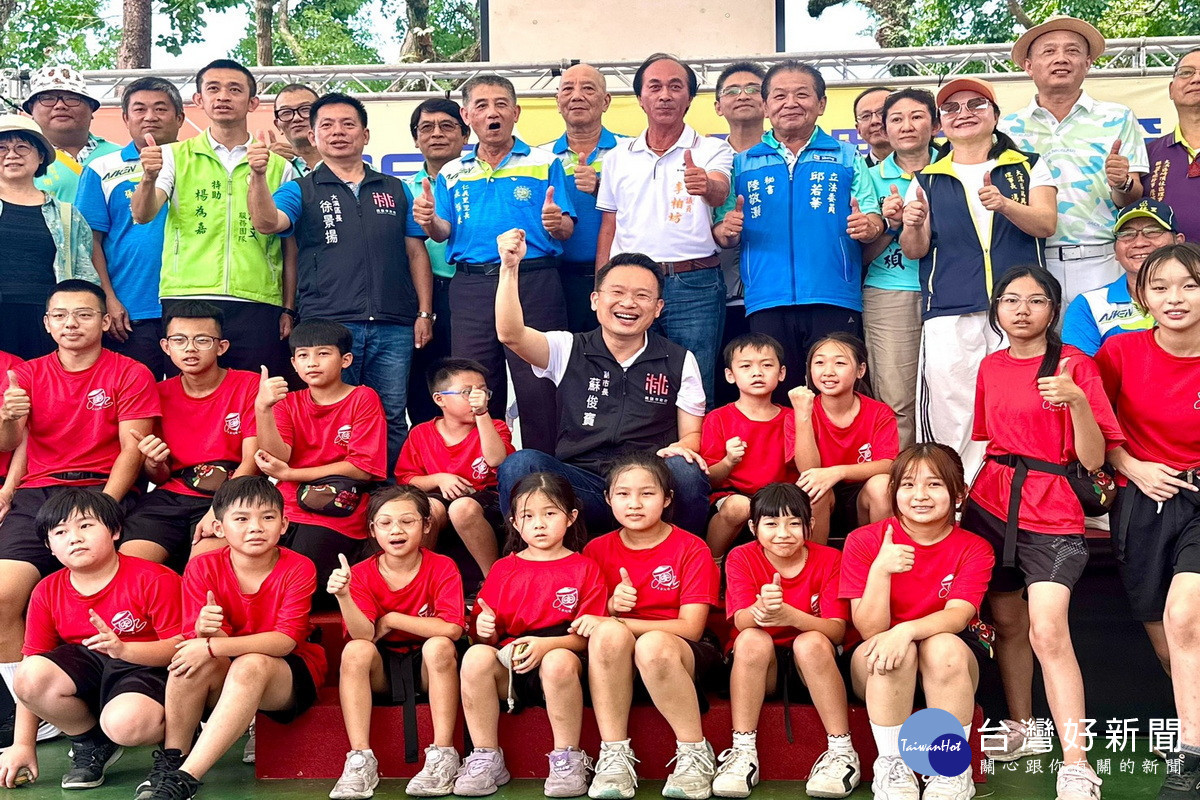 桃園市副市長蘇俊賓出席「2026年大溪陀螺文化節」大合照。<br /><br />