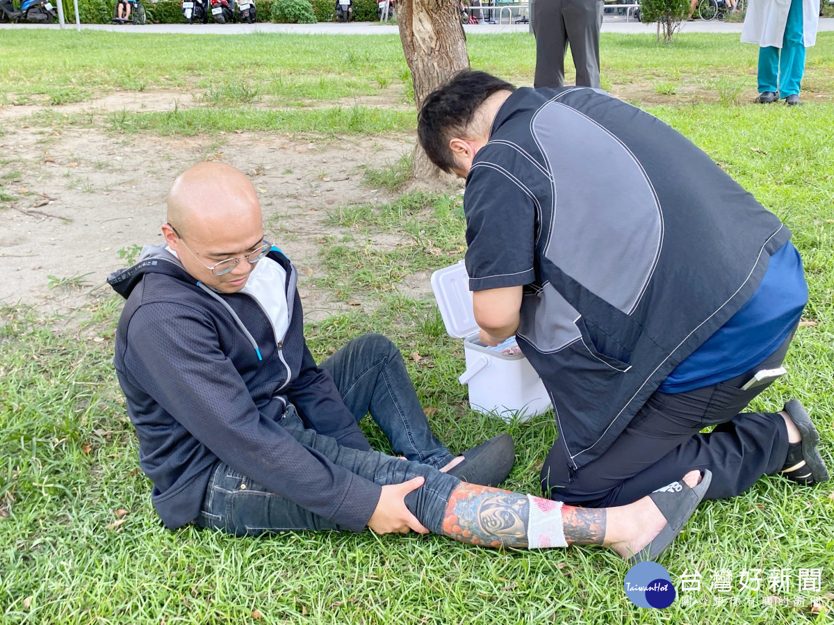 模擬有民眾受傷，用無人機載送急救物資給現場醫師進行救治。圖／秀傳提供