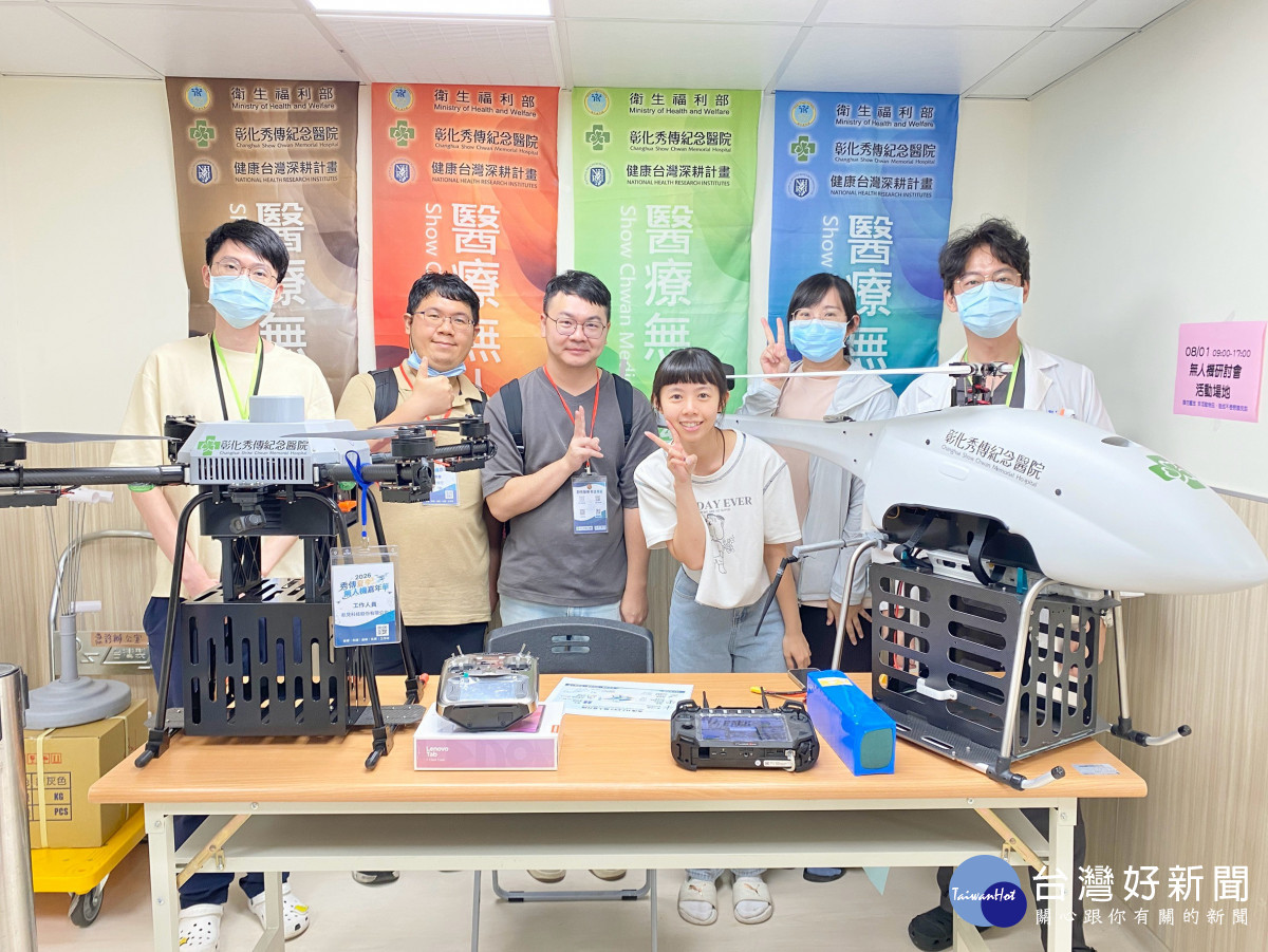 模擬有民眾受傷，用無人機載送急救物資給現場醫師進行救治。圖／秀傳提供