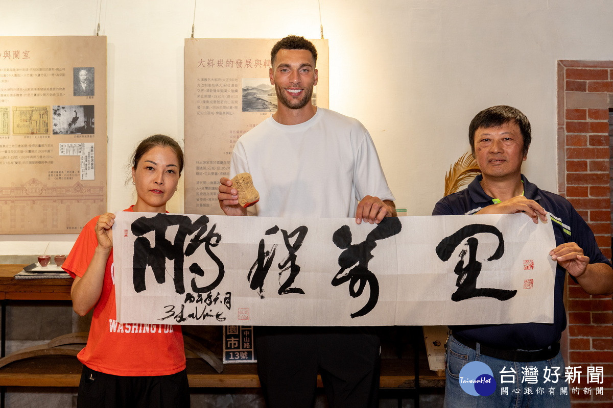 NBA灌籃王Zach LaVine與書法作品合影。<br /><br />