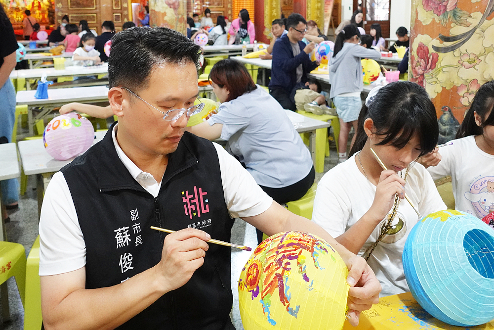 3度參與仁海宮中元祭Q版水燈彩繪　蘇俊賓：讓傳統祭祀文化融入新意 37