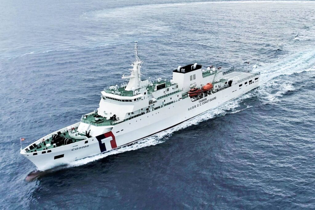 海巡署調派「台北艦」等艦艇全程掌握與監控。(圖/海巡署)