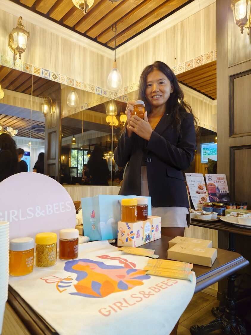 榮獲2026百大青農殊榮的「蜂女孩 Girls & Bees」於台日品牌交流會展示龍眼蜂蜜等特色產品,向日本與會來賓介紹品牌理念與產品特色,展現台灣優質農產加工品牌實力。(圖/記者張家燁翻攝)