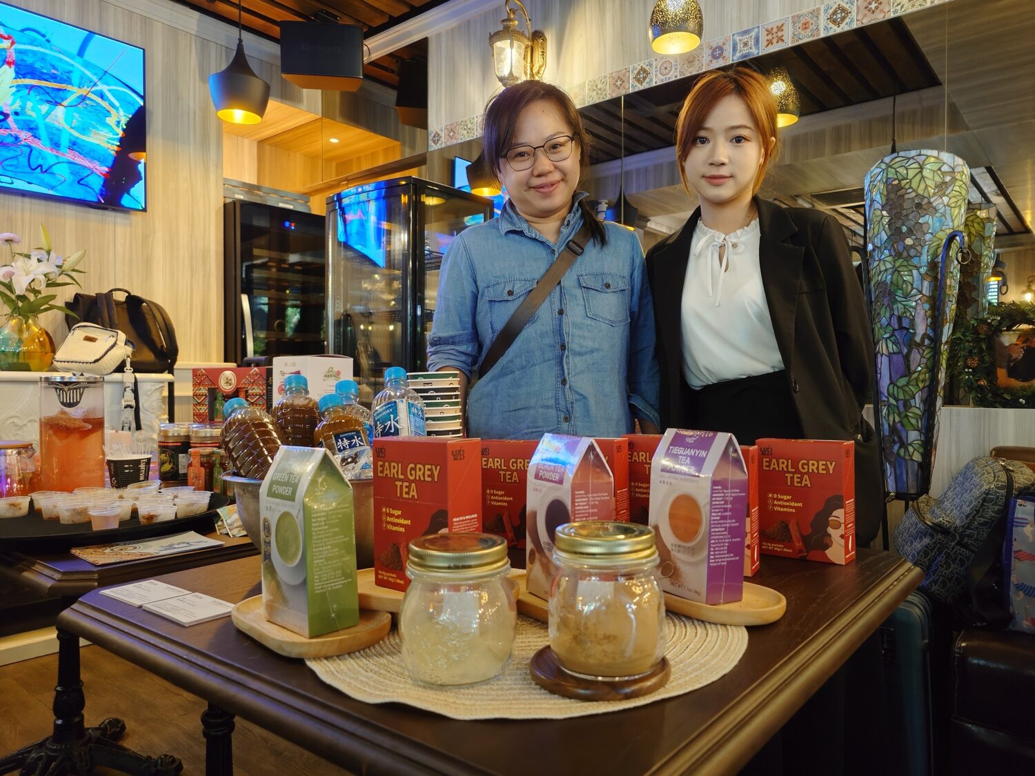 台灣特色品牌於交流會現場展示茶飲、加工食品等優質商品,與日本通路及企業代表面對面交流,爭取更多合作商機。(圖/記者張家燁攝)