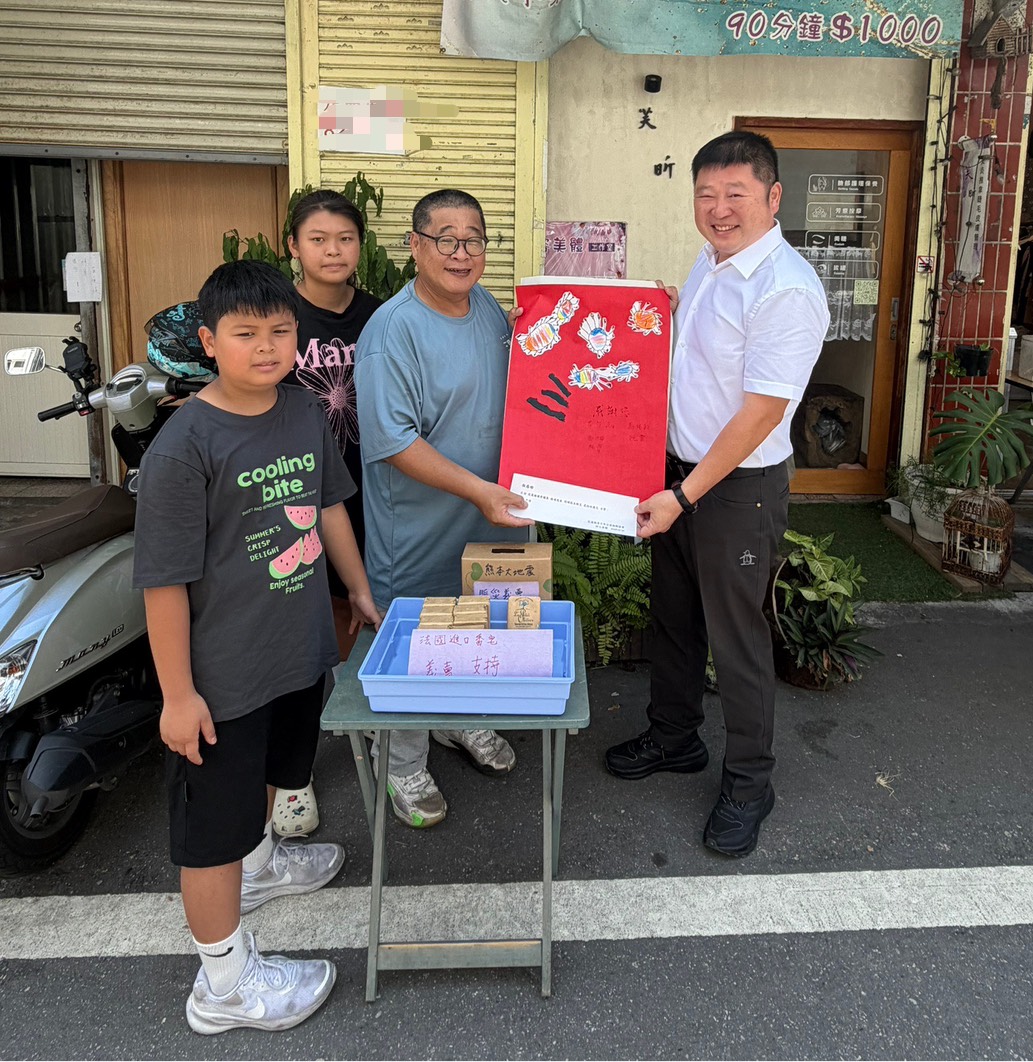 張峻(右一)捐助新臺幣伍萬元作為日本地震災害救助金,希望盡一份心力,陪伴災區民眾度過難關。(圖/記者 趙靜姸翻攝)