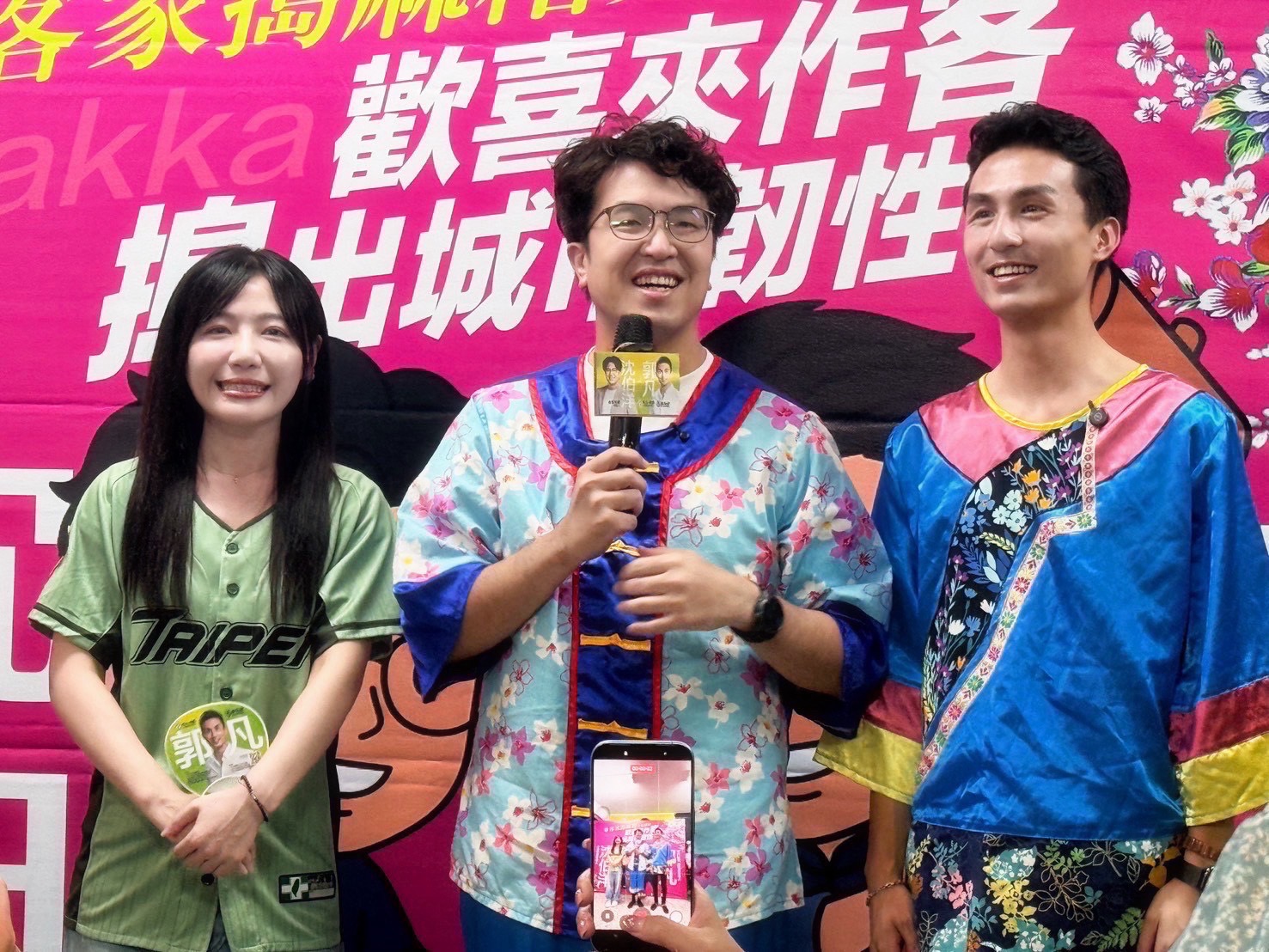 民進黨松山信義市議員參選人郭凡(右)與沈伯洋(中)及吳沛憶(左)一同出席「客家搗麻糬文化體驗」。(記者徐煜勝翻攝)