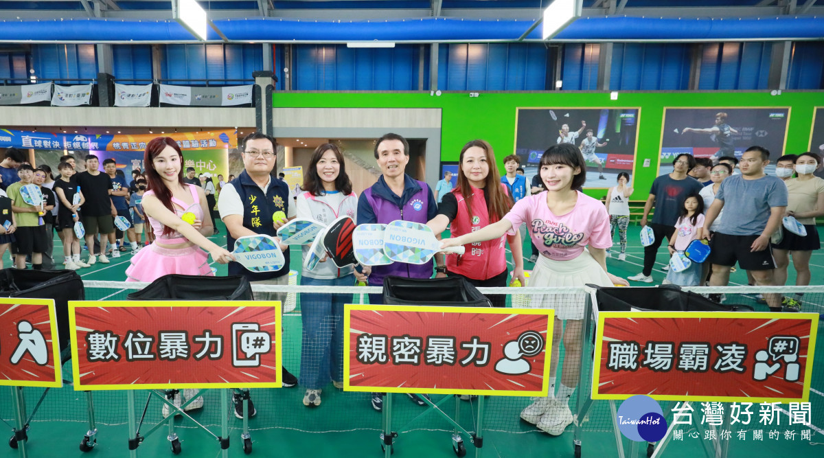 局長、貴賓及桃氣女孩開球合影。