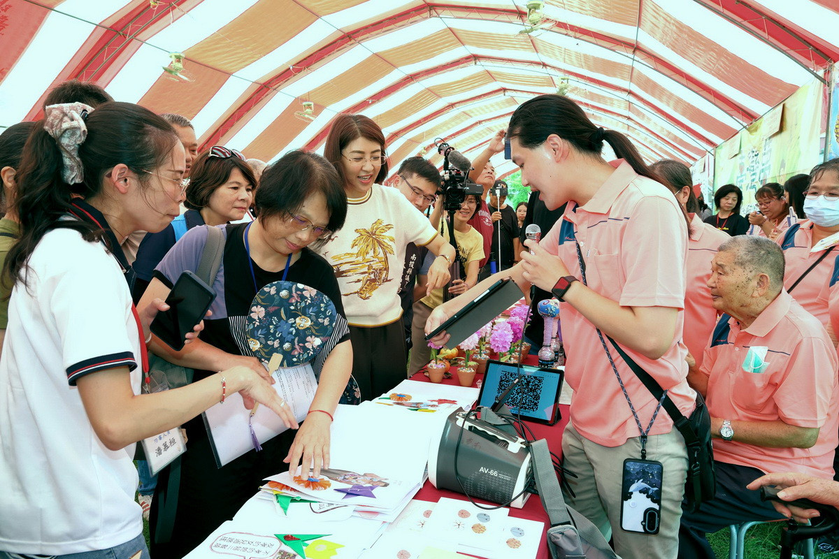 許縣長陪同委員等實地評選。(縣府提供)<br /><br /> <br /><br />