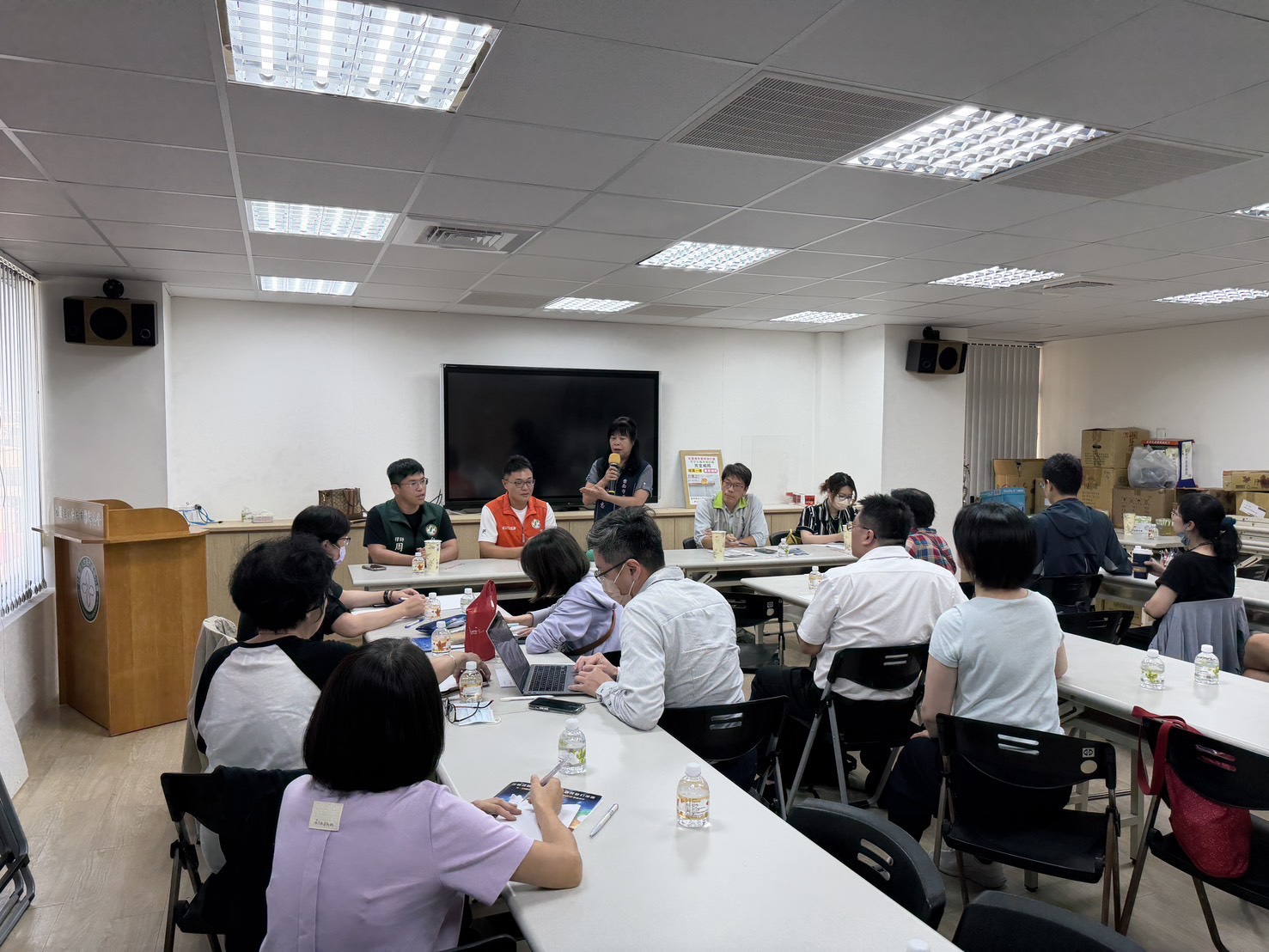 ▲藥師公會及議員開記者會說明（圖／記者王俊勝 翻攝，下同）