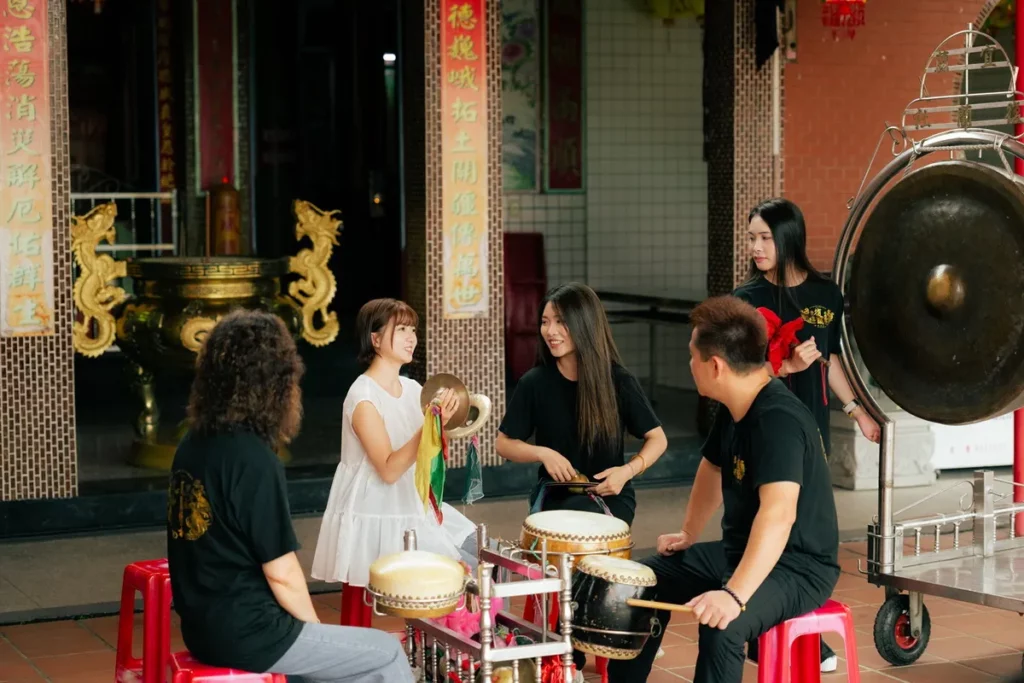 礁溪老爺酒店「體驗北管爭鳴與百年信仰」路線,走訪開漳聖王靈惠廟了解軒社及廟宇文化,並邀請復蘭社藝師親自指導北管樂器與曲調,雙人一泊二食及專人導覽每晚11,900元起,另加一成服務費。圖/老爺酒店集團提供。
