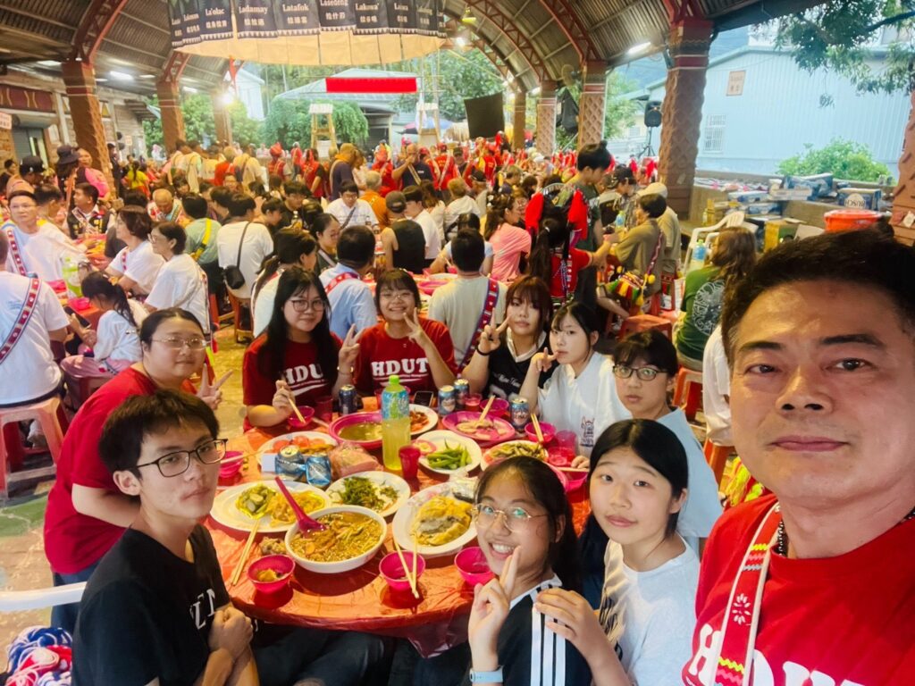 宏國德霖科技大學蔡顯榮老師右一帶領餐旅系學生深入花蓮瑞穗鶴岡地區,投入USR地方創生計畫,將餐旅專業帶進偏鄉,實踐「德化學子、霖霑社會」的辦學精神。(圖/宏國德霖科大提供)