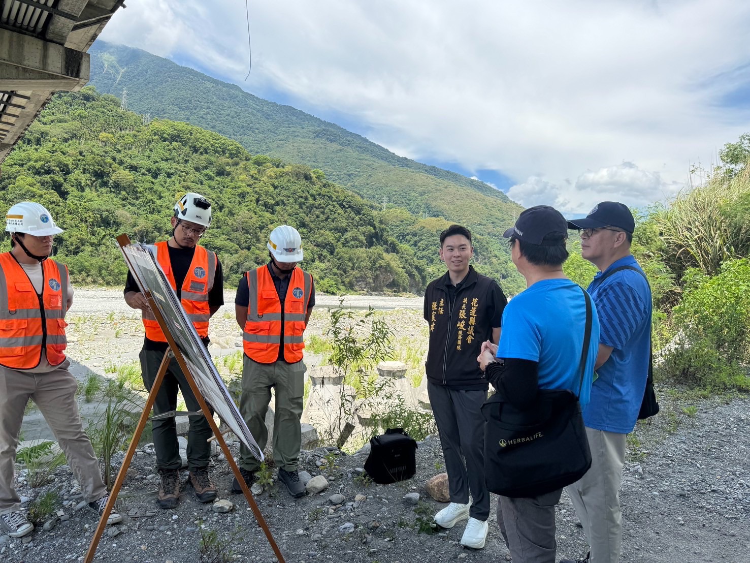 張峻服務團隊今(3)日邀集交通部公路局東區養護工程分局花蓮工務段壽豐監工站站長江金富、張峻議長服務團隊主任張宸瑋及監測顧問公司,共同前往仁壽橋辦理現勘與簡報說明。(圖/記者 趙靜姸翻攝)
