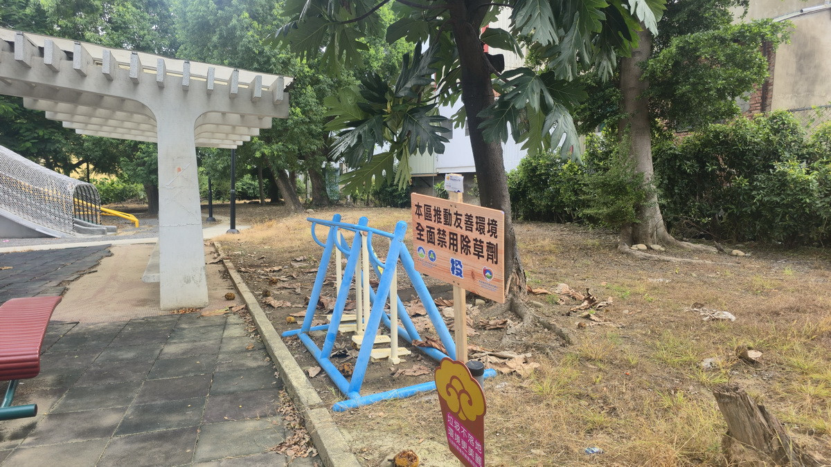 環保局於新興里推動雜草友善管理示範區，守護縣民健康。（南投環保局提供）<br /><br /> 