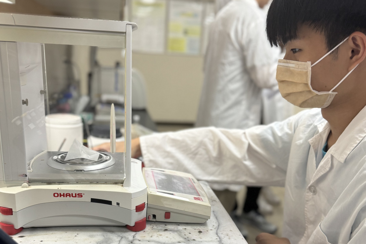 長庚大學開設「中醫藥基礎研究概論與實作」課程,安排學生學習掌握藥物製劑的製備方法與分析平台