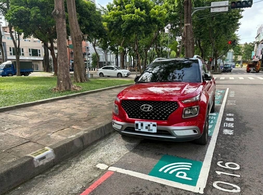 ▲無紙化路邊車格皆有相關標示，民眾可透過掃碼或綁訂電子支付繳納停車費。(圖/記者顏淑娟翻攝)