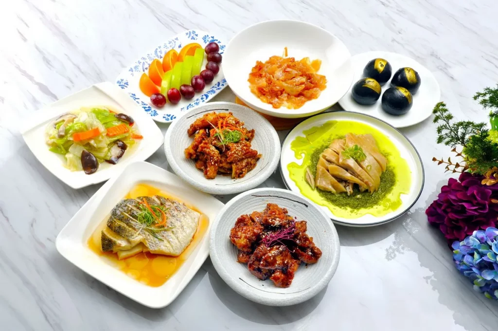 王朝中餐廳推出四人精緻合菜,每套2,280元,精選古坑咖啡排骨、白玉鱸魚磚、蜜汁東北透抽及黑金流沙包等人氣料理,適合小家庭歡聚共享。圖/台北凱撒大飯店提供