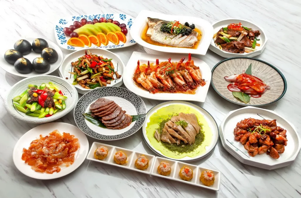 王朝中餐廳推出六人精緻合菜,每套4,280元,匯集金銀蒜蒸大蝦、欖菜鱸魚菲力、香蔥嫩薑牛肉、羊肚菌炒蘆筍及魚子鮮燒賣等豐富菜色,滿足多人家庭聚餐需求。圖/台北凱撒大飯店提供