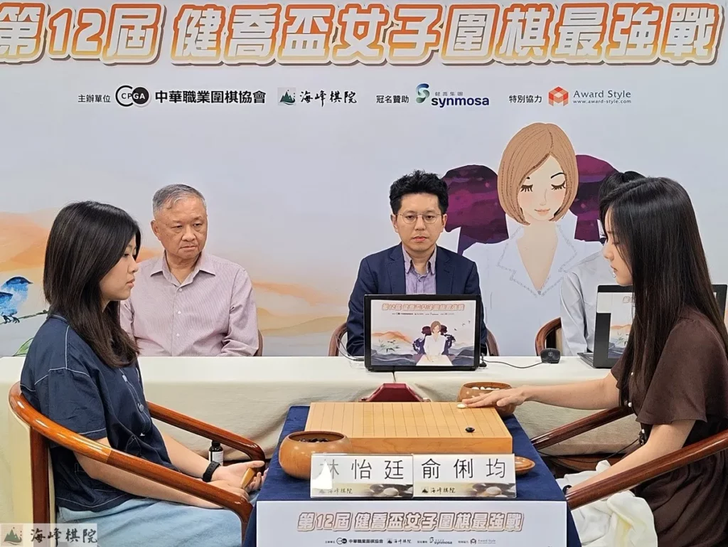 (中) 公證人夏大銘七段,(左) 見證人中華職業圍棋協會何信仁理事長