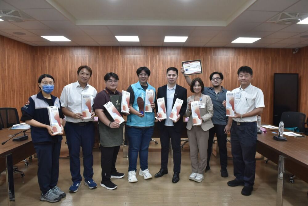 花蓮議員牽線企業捐AI定位鞋墊 魏嘉彥:科技守護失智長者安全 186 花蓮議員牽線企業捐AI定位鞋墊 魏嘉彥:科技守護失智長者安全 185