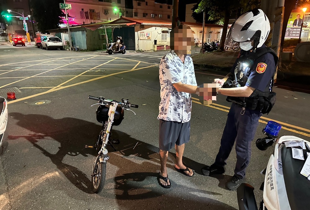 想借尿遁脫身 警鷹眼識破68歲男伎倆查獲口袋藏海洛因 218 cnews204260804a08