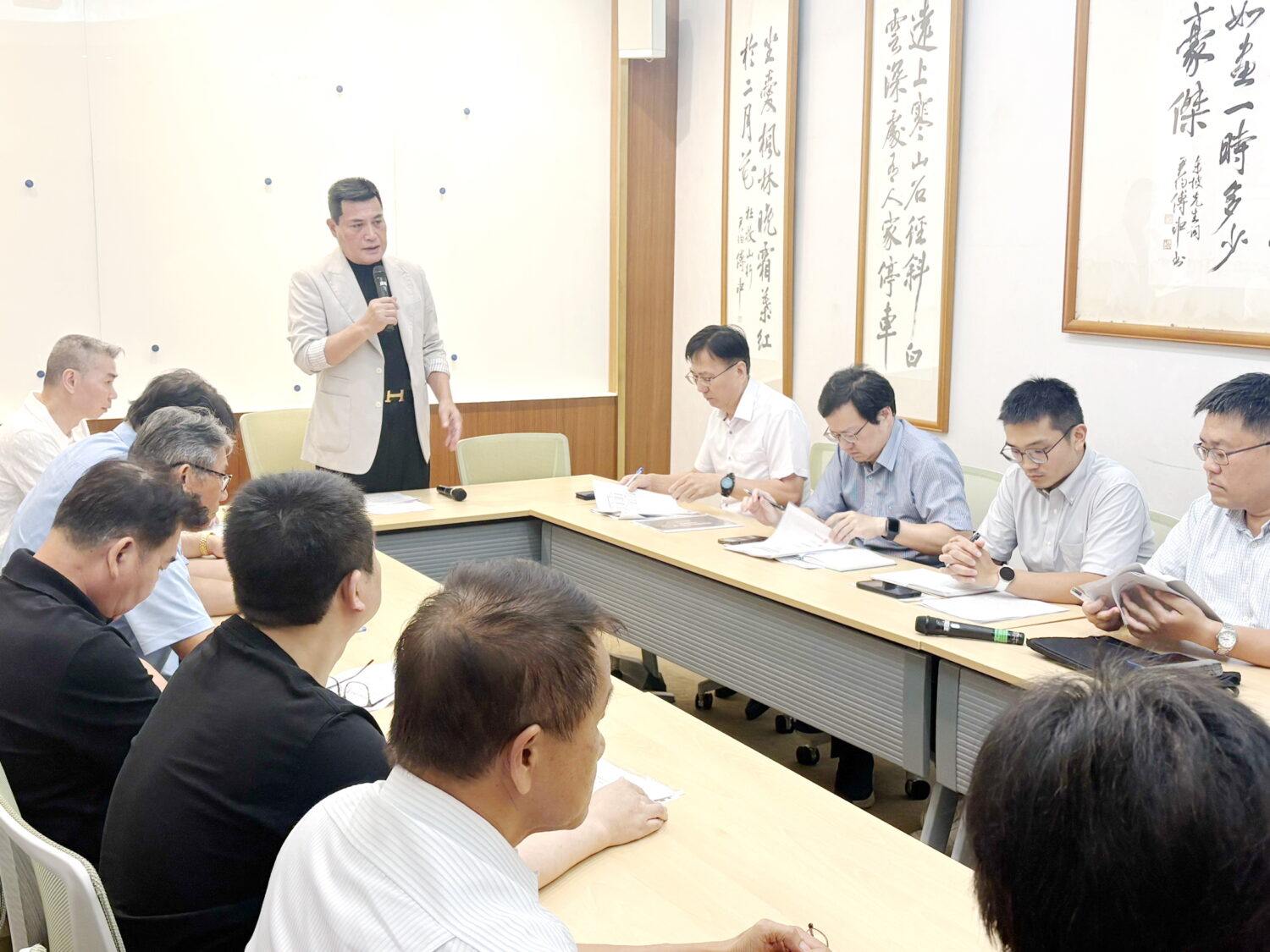 黃仁委員表示，若政府決定推動鰻苗或鰻魚出口政策，應先向三大工會完整說明政策方向及配套措施。(圖／記者包克明 攝)