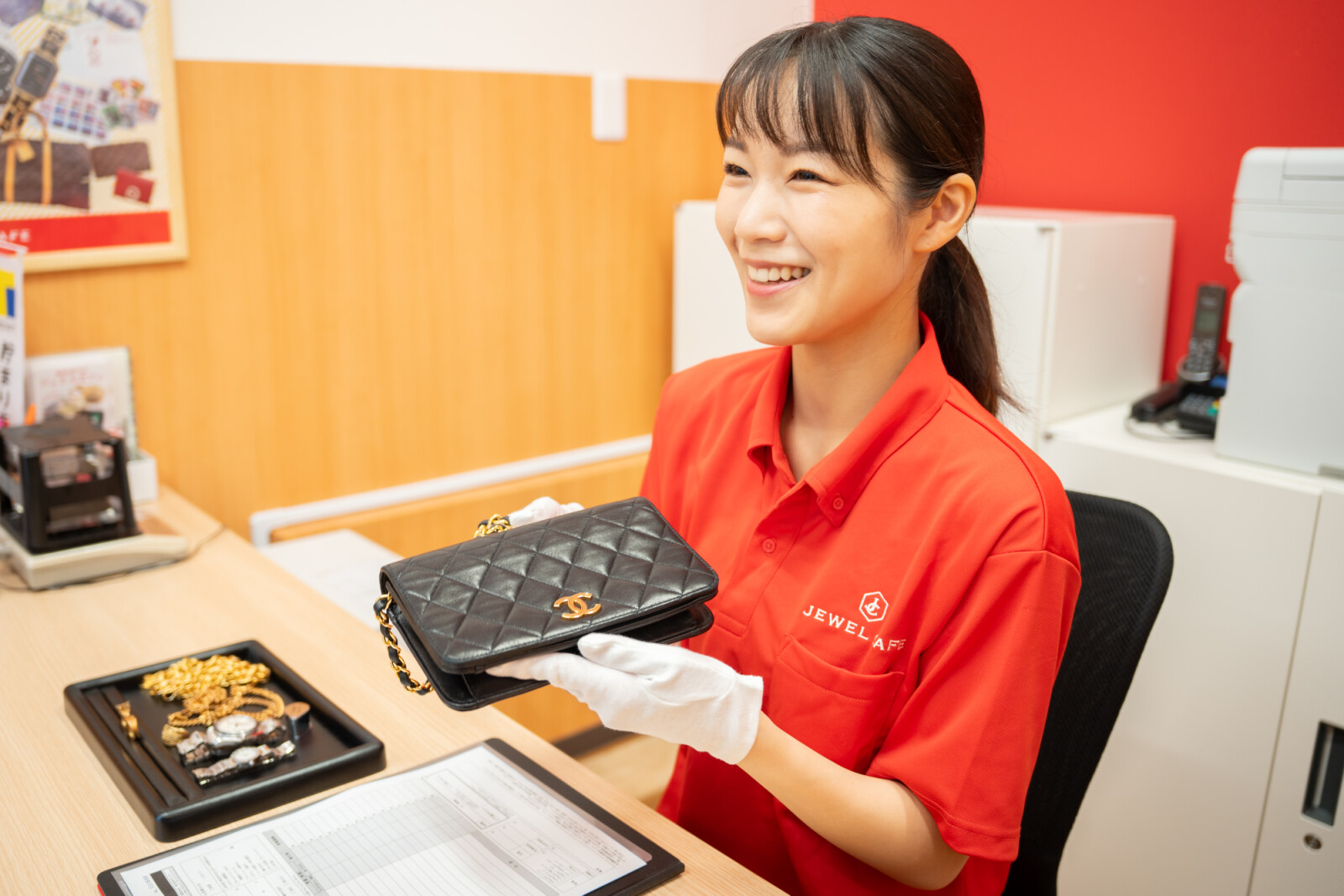 金價高企帶動珠寶鑑定需求；Jewel Cafe 荃灣新店開幕