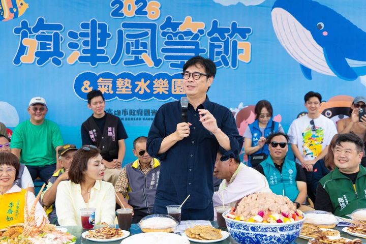 35公尺鯨魚風箏翱翔天空！「旗津風箏節」放飛 搭渡輪追風、從早玩到晚