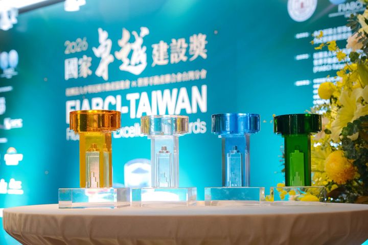 2026「國家卓越建設獎」獎座,象徵新北市在社會住宅、人本環境及公共建設成果獲得高度肯定。 圖:新北市政府城鄉發展局/提供